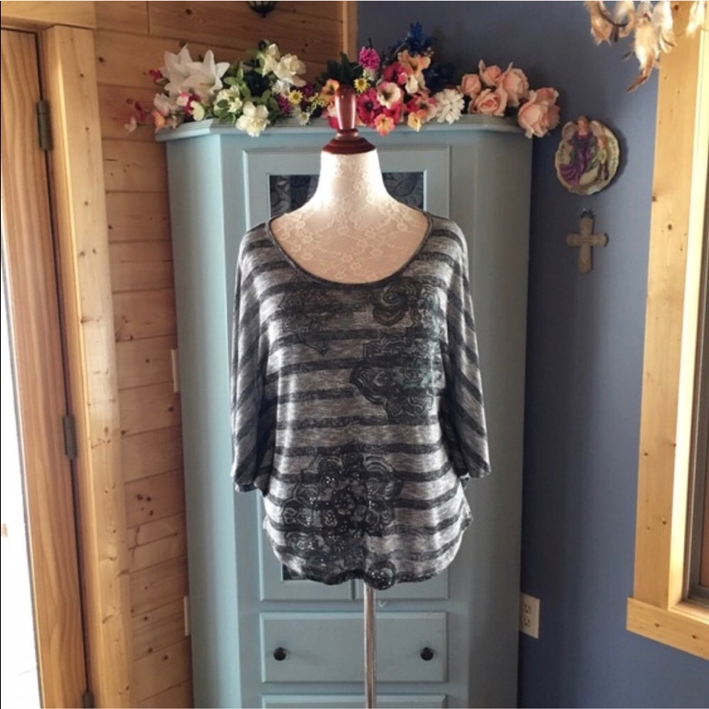 MADISON & BERKELEY Stylish Blouse w/Tiny JEWELS!!